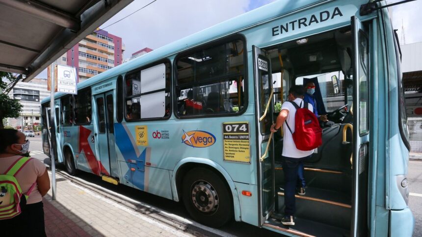 fortaleza-nao-tera-aumento-da-tarifa-de-onibus,-afirma-evandro;-confira